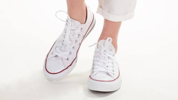 يُعتبر الحذاء الرياضي الأبيض من أبرز صيحات الموضة 2016

