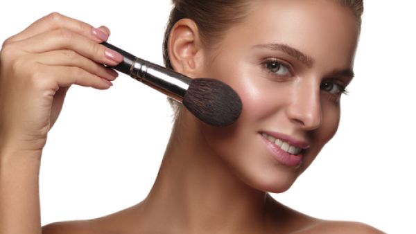 استخدمي بودرة الاضاءة بحذر