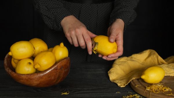 لجعل الليمون يعطي أكبر كمية من العصير ضعه في ماء ساخن ساعة قبل عصره لجعل الليمون يعطي أكبر كمية من العصير ضعه في ماء ساخن ساعة قبل عصره