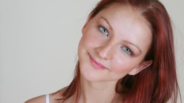 قومي بعمل تدليك بحركة دائرية على الخدود