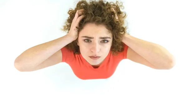سرعة الغضب والقلق مشاعر تراود المرأة بشكل متكرر من أعراض لانقطاع الطمث
