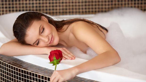 الاستحمام تحت دش من الماء الساخن لعشرة دقائق يمكن