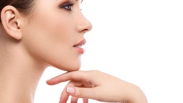 قومي بتمرين يومي بالنظر الى الاعلى ورفع رأسك لشدن عضلات الرقبة
