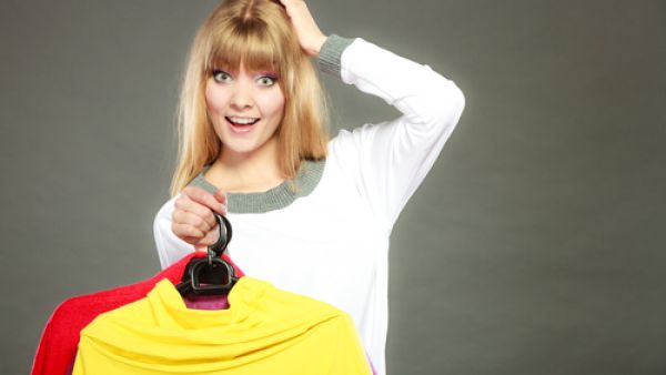 كلما ازدادت بشرتك سمرة تجنبي الألوان الفاقعة مثل الأحمر  والبرتقالي
