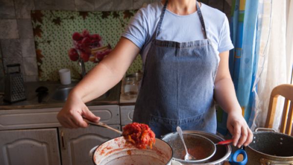 أضيفى إلى البصل عندما تحمريه قليل من السكر والملح