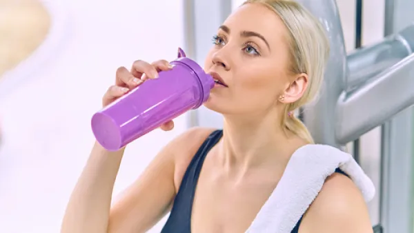 يحتاج الجسم للمحافظة على نضارته وشبابه لتناول كمية كبيرة من الماء يومياً