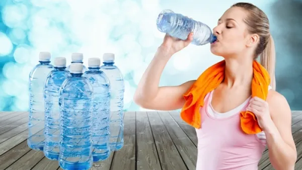 ينصح بشرب المياه بكثرة لأنه يساعد الجسم على الشعور بالشبع
