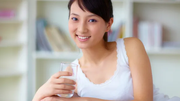 اشربي الكثير من الماء بمعدل من 8 إلى 10 أكواب يوميًا


