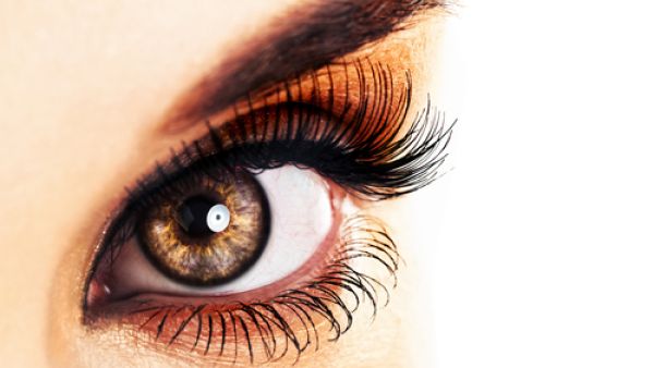 احرصي على النوم يومياً 8 ساعات حتي يرتاح جسمك و وجهك
