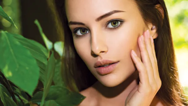 تظهر الهالات السوداء لأسباب وتختلف حدتها من اسمرار خفيف تحت العينين