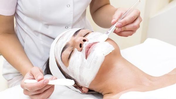 يحتوي اللبن على خواص مضادة للفطريات والجراثيم المفيدة لتطهير الجلد 