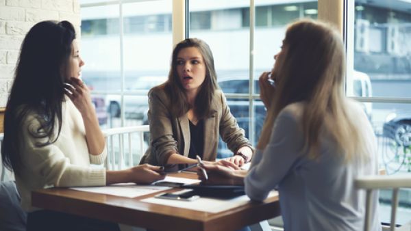 المرأة الجوزاء الصديقة ذات المزاج المتغير المتقلب

