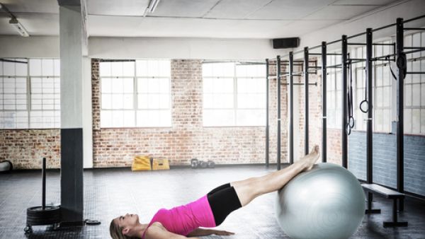 اشربي المزيد من الماء؛ ذلك أنه يساهم في منحكِ الشعور بالامتلاء
