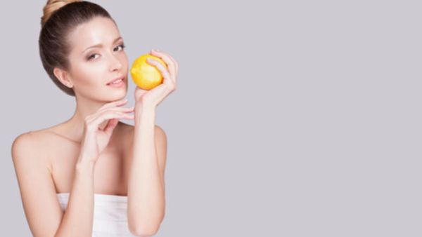 يساعد قناع اللبن والليمون على تنظيف البشرة المعرضة لحب الشباب
