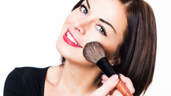 ضعي أحمر خدود لامع وزاهي اللون
