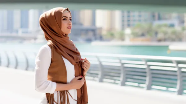 تخلي عن الأوشحة المزركشة والمتعددة الطبقات فهي تقلص طولك

