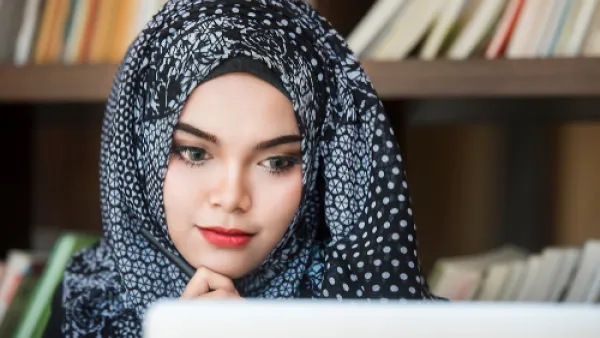 زيت جوز الهند، الذي يعمل على ترطيب البشرة وإعادة الحيوية للبشرة