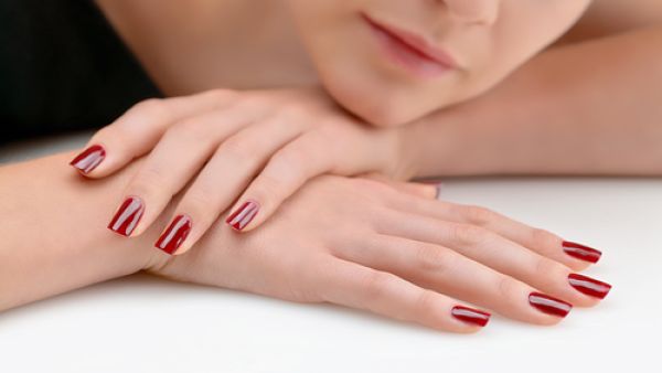 يُشكّل الطلاء ضرر بالغ على صحة أظافرك لما يحتوي عليه من مواد كيميائية