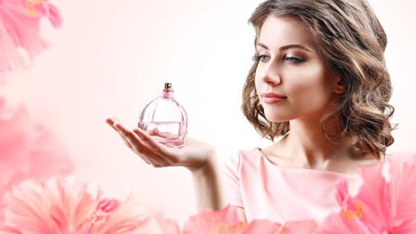 يمكنك تعظيم قوّة العطور، عن طريق رش العطر على عظام العنق والكتفين