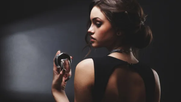قومي برش العطر مباشرة بعد الاستحمام وقبل ارتداء الملابس

