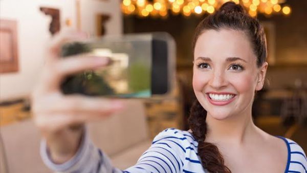 حافظي على رطوبة شفتيك متجنبة المظهر المتشقق