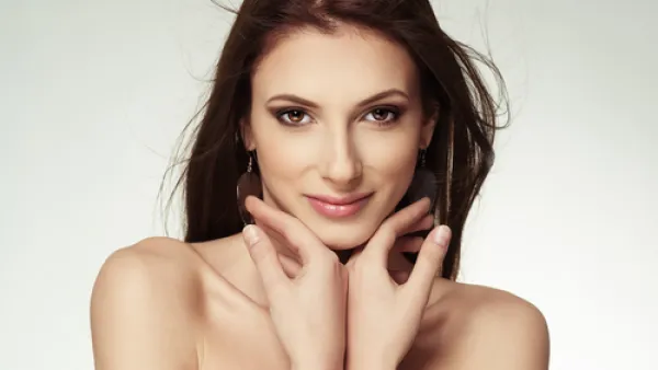 احرصي على تقشير بشرتك جيدًا مرة واحدة أسبوعيًا
