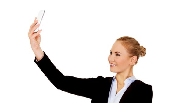 يجد أغلب الأشخاص أنفسهم متوترين أمام الكاميرا