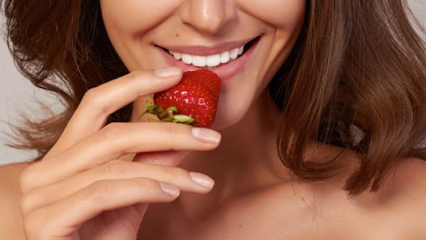 تعتبر الفراولة غنية بالألوان يجب تجنبها من أجل الحفاظ على بياض الأسنان