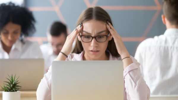 من الصفات العامة لمواليد برج الدلو أنه كتوم جداً
