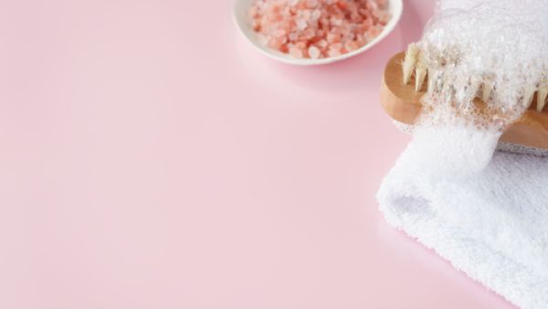 يساعد الاستحمام بالماء والملح الخشن في تقشير الجلد الميت

