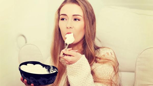 يستحسن تناول وجبة خفيفة صحية، لا سيما الفاكهة والخضر أو المكسرات  يستحسن تناول وجبة خفيفة صحية، لا سيما الفاكهة والخضر أو المكسرات