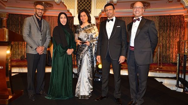 مديرة مدرسة جيمس مودرن أكاديمي، نرجيش كمباتا، تحصد الجائزة الأولى تقديراً لجهودها في الارتقاء بمهنة التعليم.