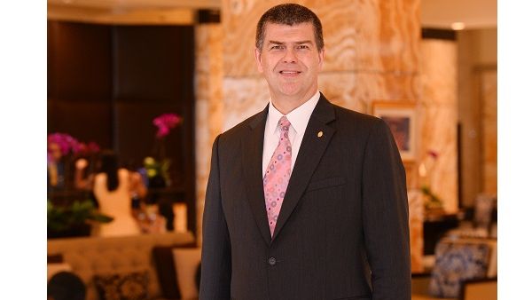 نيل هوتن, المدير العام للفندق