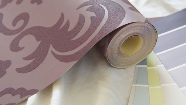 ورق الحائط: ورق للزينة يستخدم لتغطية الجدران الداخلية 