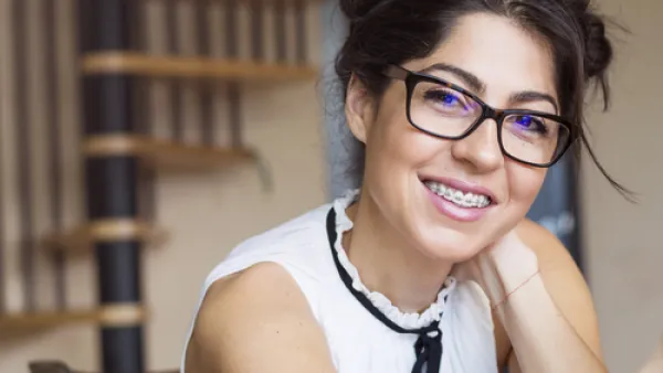 تقويم الأسنان هو جهاز صغير يستخدمه طبيب الأسنان لعلاج مشاكل الأسنان