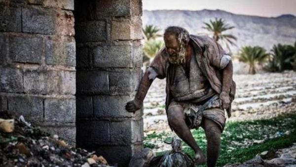 Amou Haji seen headed into one of his makeshift homes. [IRNA]