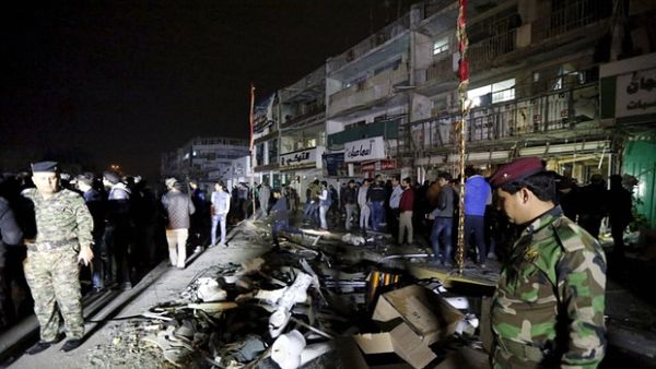 Security forces inspect the aftermath of deadly attack carried out by Daesh in a mall in Baghdad. (Hindustan Times) 