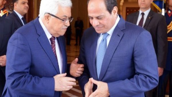 Egyptian President Abdel Fattah al-Sisi (right) meets Palestinian leader Mahmud Abbas in Cairo on May 9, 2016. (AFP/File)