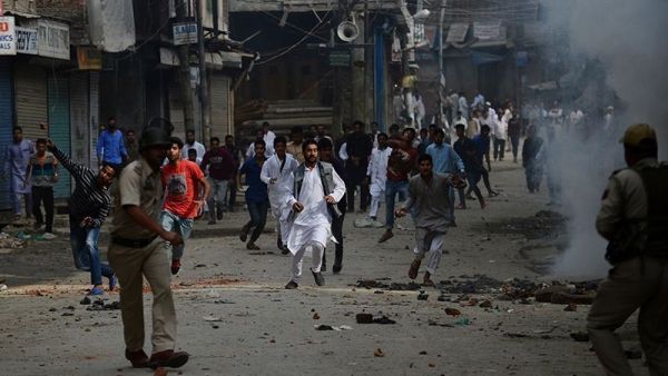 Kashmiri residents clash with Indian police in Srinagar on October 6, 2014. (AFP/File)