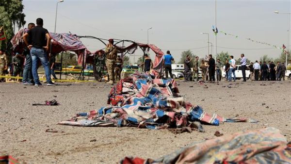 Iraqi security forces inspect the site of a bombing in Baghdad on October 16, 2016. (AFP/File)
