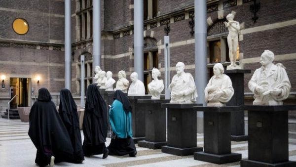Women wearing niqab visit the Senate on November 23, 2016 in the Hague, the Netherlands. (AFP/ANP/STR)