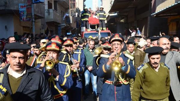 Egyptian men and army officials march during the funeral of an army colonel, who was killed in a roadside bombing claimed by the Daesh group, on the outskirts of Arish, North Sinai, January 29, 2016. (AFP/File)