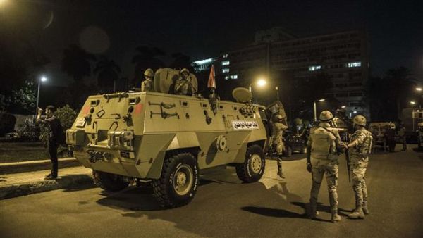 Egyptian army soldiers stand guard outside a polling station during the counting of ballots after the first round of voting for Egypt's parliamentary elections in Giza, Cairo, on October 19, 2015. (AFP/File)
