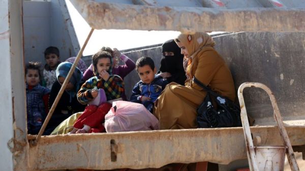 Iraqi women and children sit in the back of a truck at an army checkpoint at Ayn al-Tamer crossing at the entrance to Karbala province on January 6, 2014. (AFP/Ahmad al-Rubaye)