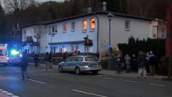 Talk about behaving like a total drama queen! Police and medics in front of the refugee housing where the incident happened. (File photo)