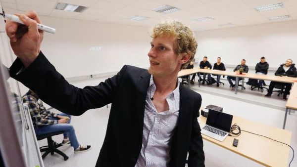 According to Wenzel, flirting is a large part of the integration process and hopes that the migrants will "fall in love with Germany". (Twitter)