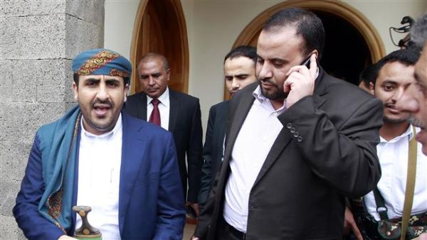 Spokesman of Yemen's Houthi movement Mohammed Abdulsalam (L) arrives for a meeting with United Nations (UN) special envoy to Yemen, Ismail Ould Cheikh Ahmed, in the capital Sana’a on July 14, 2016. (AFP/File)