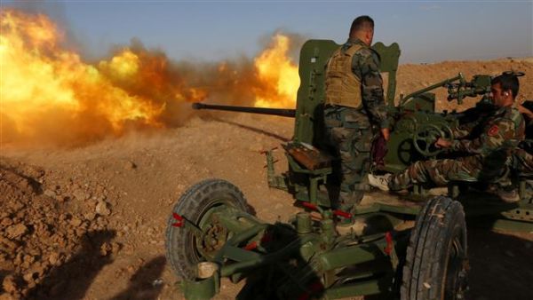 Iraqi Kurdish Peshmerga fighters fire an anti-tank cannon on the front line near Hasan Sham village, some 45 kilometers (27 miles) east of Mosul, during an operation aimed at retaking areas from Daesh on May 29, 2016. (AFP/File)