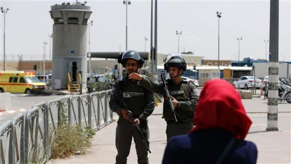 Israeli soldiers stand guard at the Qalandiya checkpoint. (AFP/File)