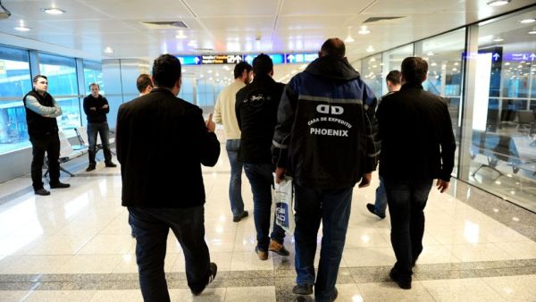 Plainclothes Turkish police officers detain a passenger at an Istanbul airport, January, 2015. (AFP/Ozan Kose)